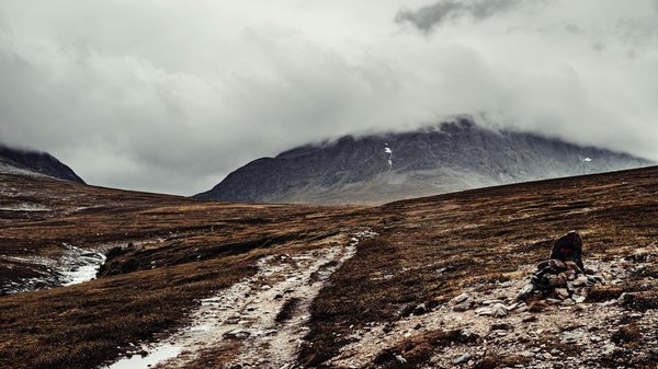 Comment organiser un camping pour une expédition de randonnée dans les montagnes Rocheuses?